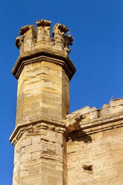 18. yüzyıl eski Barok binanın heykel tasarım detay. Oyma süslemeler, kısma, bayrak ve hanedanlık armaları, süsleme bina cephesinde. Cephe heykel
