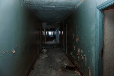 Terk edilmiş evde, harap evin bardel ile döşenmiş olan, ürkütücü iç; Otel; Toplantı nerede? Eski çöken ev; Terk edilmiş evde iç. Zavallı konut çeyrek harabe evde gecekondu