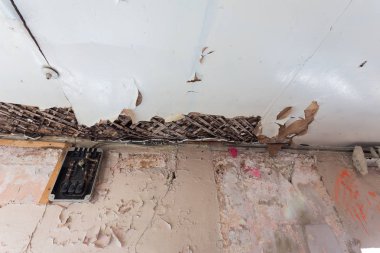 Duvarında çatlaklar. Eski duvar sıva, delik çatlaklar. Çatlamak yayılma denetimi sekme denetim işaretleri. Alçı duvar büyük çatlak