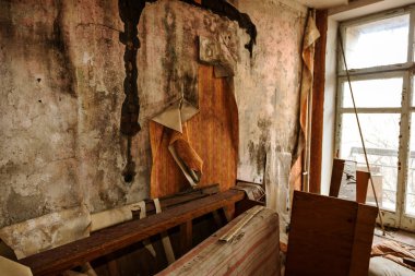 Terk edilmiş evde, harap evin bardel ile döşenmiş olan, ürkütücü iç; Otel; Toplantı nerede? Eski çöken ev; Terk edilmiş evde iç. Zavallı konut çeyrek harabe evde gecekondu