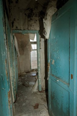 Terk edilmiş evde, harap evin bardel ile döşenmiş olan, ürkütücü iç; Otel; Toplantı nerede? Eski çöken ev; Terk edilmiş evde iç. Zavallı konut çeyrek harabe evde gecekondu