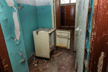 Terk edilmiş evde, harap evin bardel ile döşenmiş olan, ürkütücü iç; Otel; Toplantı nerede? Eski çöken ev; Terk edilmiş evde iç. Zavallı konut çeyrek harabe evde gecekondu