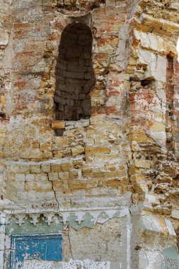 18. yüzyıl eski Barok binanın heykel tasarım detay. Oyma süslemeler, kısma, bayrak ve hanedanlık armaları, süsleme bina cephesinde. Cephe heykel