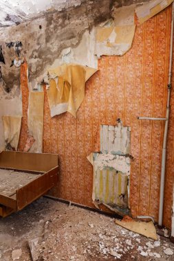 Terk edilmiş evde, harap evin bardel ile döşenmiş olan, ürkütücü iç; Otel; Toplantı nerede? Eski çöken ev; Terk edilmiş evde iç. Zavallı konut çeyrek harabe evde gecekondu