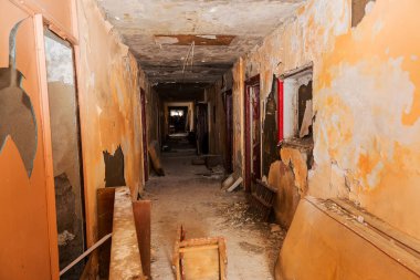 Terk edilmiş evde, harap evin bardel ile döşenmiş olan, ürkütücü iç; Otel; Toplantı nerede? Eski çöken ev; Terk edilmiş evde iç. Zavallı konut çeyrek harabe evde gecekondu