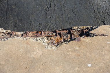 Eski taş beton merdiven yok. Dış açık merdiven tahrip adımları. Yıkım, cephe kentsel yapılarda çatlaklar. Arka plan kriz ve imha