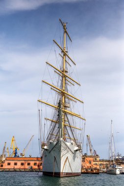 Odessa, Ukrayna - 8 Nisan 2014: Eski Yelkenli limanda kardeşliktir. Yelkenli finansman eksikliği nedeniyle tahrip ve açık denizde yüzme gidemem.