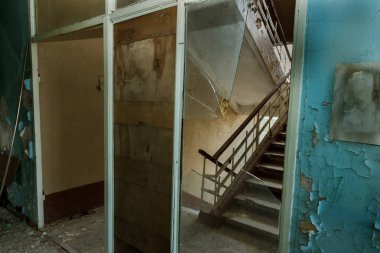 Terk edilmiş evde, harap evin bardel ile döşenmiş olan, ürkütücü iç; Otel; Toplantı nerede? Eski çöken ev; Terk edilmiş evde iç. Zavallı konut çeyrek harabe evde gecekondu