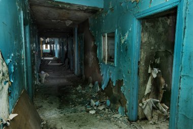 Terk edilmiş evde, harap evin bardel ile döşenmiş olan, ürkütücü iç; Otel; Toplantı nerede? Eski çöken ev; Terk edilmiş evde iç. Zavallı konut çeyrek harabe evde gecekondu