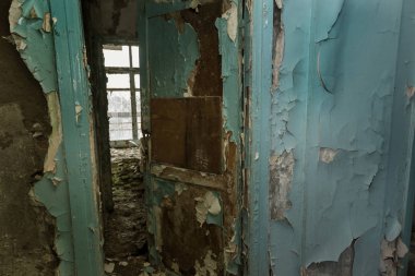 Terk edilmiş evde, harap evin bardel ile döşenmiş olan, ürkütücü iç; Otel; Toplantı nerede? Eski çöken ev; Terk edilmiş evde iç. Zavallı konut çeyrek harabe evde gecekondu