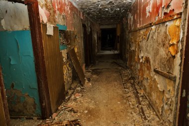 Terk edilmiş evde, harap evin bardel ile döşenmiş olan, ürkütücü iç; Otel; Toplantı nerede? Eski çöken ev; Terk edilmiş evde iç. Zavallı konut çeyrek harabe evde gecekondu