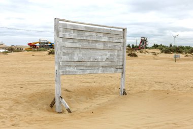 Arka plan doku duvar eski boya peeling ile. Eski ahşap arka plan ağaç eski boya artıkları parçaları kalıntıları ile. Doku eski ağaç bir kurulu ile boya, antika arka plan soyulması boya