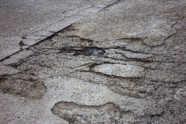 Bozuk yol çukurların ve noktalar, Ukrayna kırık asfalt kılıçla. Büyük delikli çok kötü asfalt yol. Korkunç teknoloji inşaat yollar. Çok sayıda tehlikeli hataları. Kötü yol. Yol onarım