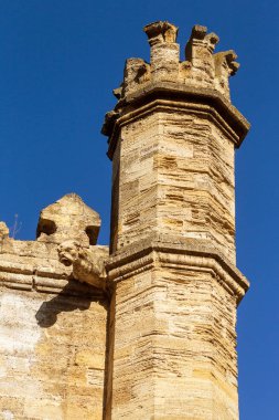 18. yüzyıl eski Barok binanın heykel tasarım detay. Oyma süslemeler, kısma, bayrak ve hanedanlık armaları, süsleme bina cephesinde. Cephe heykel