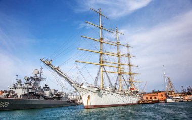 Odessa, Ukrayna - 8 Nisan 2014: Eski Yelkenli limanda kardeşliktir. Yelkenli finansman eksikliği nedeniyle tahrip ve açık denizde yüzme gidemem.