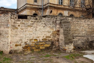 Boş eski tuğla duvar doku. Zavallı duvar yüzeyi boyalı. Grungy geniş Brickwall. Kırmızı grunge arka plan. Hasarlı sıva ile bina cephe ovuşturdu. Soyut web afiş. Kopya alanı