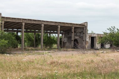 Eski fabrikasının yıkılan binaların iç. Endüstriyel kuruluş kalıntıları, karanlık parçaları fabrika tesislerinde bitki sonucu olarak ekonomik kriz Catacombs, Bodrum, tünel yok.