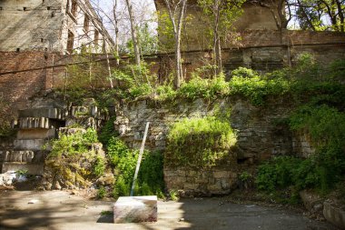 Boş eski tuğla duvar doku. Zavallı duvar yüzeyi boyalı. Grungy geniş Brickwall. Kırmızı grunge arka plan. Hasarlı sıva ile bina cephe ovuşturdu. Soyut web afiş. Kopya alanı