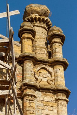 18. yüzyıl eski Barok binanın heykel tasarım detay. Oyma süslemeler, kısma, bayrak ve hanedanlık armaları, süsleme bina cephesinde. Cephe heykel