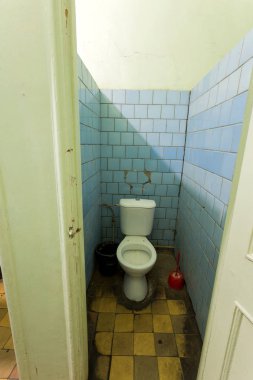 Eski erkek pisuar genel erkek oda olarak. Umumi tuvalet oda - erkek eski zavallı tuvalet pisuar, beyaz pisuar, tuvalet konforu ofis binaları eski 19. yüzyıl binanın genel hijyen odasında kase.