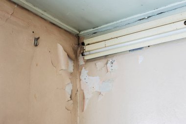 Duvarında çatlaklar. Eski duvar sıva, delik çatlaklar. Çatlamak yayılma denetimi sekme denetim işaretleri. Alçı duvar büyük çatlak