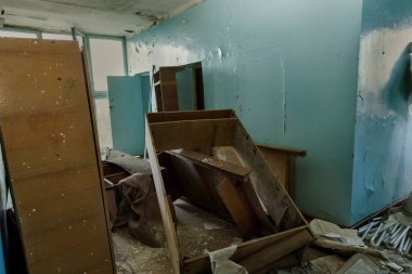 Terk edilmiş evde, harap evin bardel ile döşenmiş olan, ürkütücü iç; Otel; Toplantı nerede? Eski çöken ev; Terk edilmiş evde iç. Zavallı konut çeyrek harabe evde gecekondu