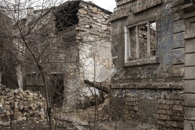 Eski fabrikasının yıkılan binaların iç. Endüstriyel kuruluş kalıntıları, karanlık parçaları fabrika tesislerinde bitki sonucu olarak ekonomik kriz Catacombs, Bodrum, tünel yok.