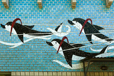 Mozaik dekoratif arka plan. Mozaik tasarımı için çizim el yapımı. Ayrıntı güzel eski çöken seramik mozaik çok renkli fayans yapılan binalar ile dekore edilmiştir. Poseidon yunus ekibi ile