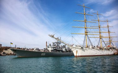 Odessa, Ukrayna - 8 Nisan 2014: Eski Yelkenli limanda kardeşliktir. Yelkenli finansman eksikliği nedeniyle tahrip ve açık denizde yüzme gidemem.