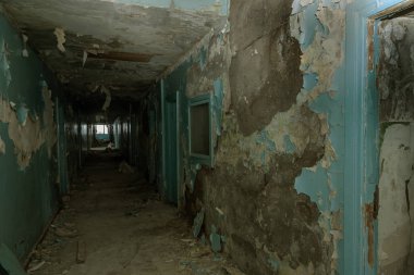 Terk edilmiş evde, harap evin bardel ile döşenmiş olan, ürkütücü iç; Otel; Toplantı nerede? Eski çöken ev; Terk edilmiş evde iç. Zavallı konut çeyrek harabe evde gecekondu