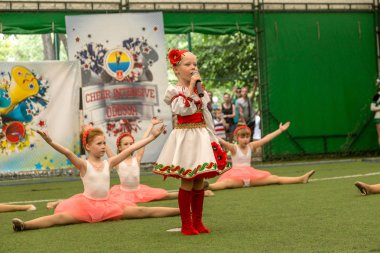 Odessa, Ukrayna -30 Mayıs 2015: Amigo Şampiyonası Ukrayna çocuklar arasında. Çocuk bir güzel parlak dans formla Sportin becerilerini göster. Birçok seyirci ve sporcular. Büyüleyici otantik çocuk