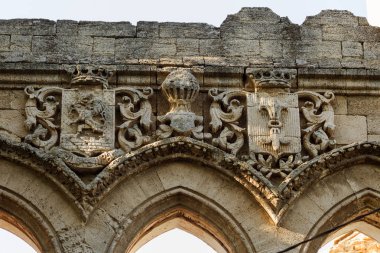 18. yüzyıl eski Barok binanın heykel tasarım detay. Oyma süslemeler, kısma, bayrak ve hanedanlık armaları, süsleme bina cephesinde. Cephe heykel