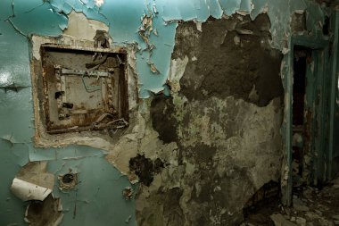 Terk edilmiş evde, harap evin bardel ile döşenmiş olan, ürkütücü iç; Otel; Toplantı nerede? Eski çöken ev; Terk edilmiş evde iç. Zavallı konut çeyrek harabe evde gecekondu