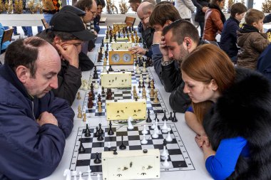 Odessa, Ukrayna - 9 Nisan 2016: Şehir Satranç Turnuvası. Oyuncular satranç konsantre ve kendi başlarına düşünüyorum. Satranç arka plan teması. Satranç oynamayı hobi