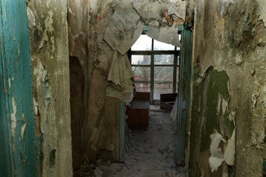 Terk edilmiş evde, harap evin bardel ile döşenmiş olan, ürkütücü iç; Otel; Toplantı nerede? Eski çöken ev; Terk edilmiş evde iç. Zavallı konut çeyrek harabe evde gecekondu