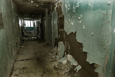 Terk edilmiş evde, harap evin bardel ile döşenmiş olan, ürkütücü iç; Otel; Toplantı nerede? Eski çöken ev; Terk edilmiş evde iç. Zavallı konut çeyrek harabe evde gecekondu