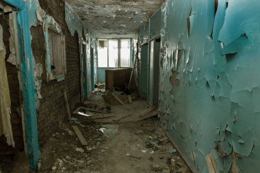 Terk edilmiş evde, harap evin bardel ile döşenmiş olan, ürkütücü iç; Otel; Toplantı nerede? Eski çöken ev; Terk edilmiş evde iç. Zavallı konut çeyrek harabe evde gecekondu