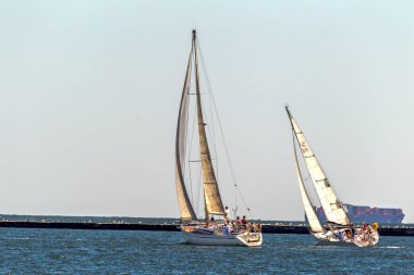 Odessa, Ukrayna - 28 Mayıs 2011: Açık güneşli bir yaz tatilinde, Ukrayna 'nın Odessa kentinde 28 Mayıs 2011 tarihinde hafif bir esinti ile Karadeniz kıyılarında yelken açmak.