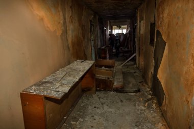 Terk edilmiş evde, harap evin bardel ile döşenmiş olan, ürkütücü iç; Otel; Toplantı nerede? Eski çöken ev; Terk edilmiş evde iç. Zavallı konut çeyrek harabe evde gecekondu