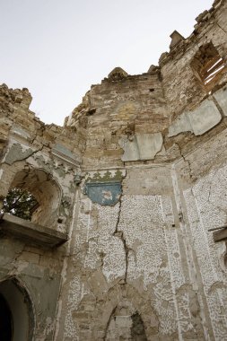 18. yüzyıl eski Barok binanın heykel tasarım detay. Oyma süslemeler, kısma, bayrak ve hanedanlık armaları, süsleme bina cephesinde. Cephe heykel