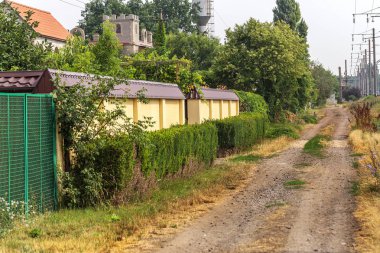 Prefabrik beton, taş, tuğla yeni, modern, pahalı, sokak sokak çitleri. Çit duvarı, kabartmalı yol macunuyla kaplıdır. Metin, zenginlik konsepti, koruma; güvenilirlik