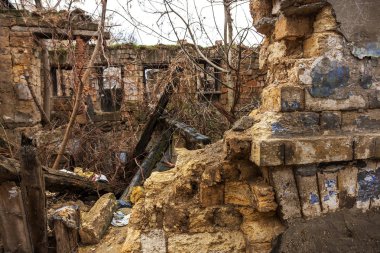 Eski fabrikasının yıkılan binaların iç. Endüstriyel kuruluş kalıntıları, karanlık parçaları fabrika tesislerinde bitki sonucu olarak ekonomik kriz Catacombs, Bodrum, tünel yok.