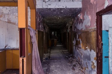 Terk edilmiş evde, harap evin bardel ile döşenmiş olan, ürkütücü iç; Otel; Toplantı nerede? Eski çöken ev; Terk edilmiş evde iç. Zavallı konut çeyrek harabe evde gecekondu