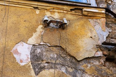 Vintage çatlaklar arka plan. Arka plan yüzeyi ile yaratıcı çatlaklar. Düzen için yaratıcı tasarım için arka plan olarak Web çatlaklar. doku derin çatlaklar ağ ile çimento tabakasının taş yüzeydir