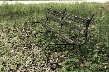 Eski bir bir terk edilmiş şehir Park ahşap Bank mahvetti. Bir boş eski ahşap Bank Bahçe veya park, açık havada gölgeli bölgesinde. Terk edilme ve ıssızlık Şehir Parkı içinde antika arka plan