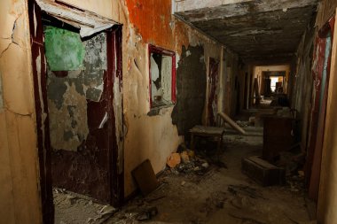 Terk edilmiş evde, harap evin bardel ile döşenmiş olan, ürkütücü iç; Otel; Toplantı nerede? Eski çöken ev; Terk edilmiş evde iç. Zavallı konut çeyrek harabe evde gecekondu