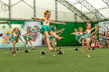 Odessa, Ukrayna -30 Mayıs 2015: Amigo Şampiyonası Ukrayna çocuklar arasında. Çocuk bir güzel parlak Sportin ile form pakazyvayut becerilerini dans..