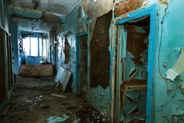 Terk edilmiş evde, harap evin bardel ile döşenmiş olan, ürkütücü iç; Otel; Toplantı nerede? Eski çöken ev; Terk edilmiş evde iç. Zavallı konut çeyrek harabe evde gecekondu