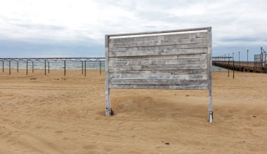 Arka plan doku duvar eski boya peeling ile. Eski ahşap arka plan ağaç eski boya artıkları parçaları kalıntıları ile. Doku eski ağaç bir kurulu ile boya, antika arka plan soyulması boya