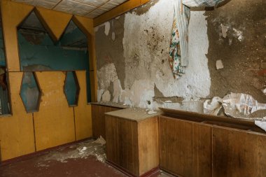 Terk edilmiş evde, harap evin bardel ile döşenmiş olan, ürkütücü iç; Otel; Toplantı nerede? Eski çöken ev; Terk edilmiş evde iç. Zavallı konut çeyrek harabe evde gecekondu